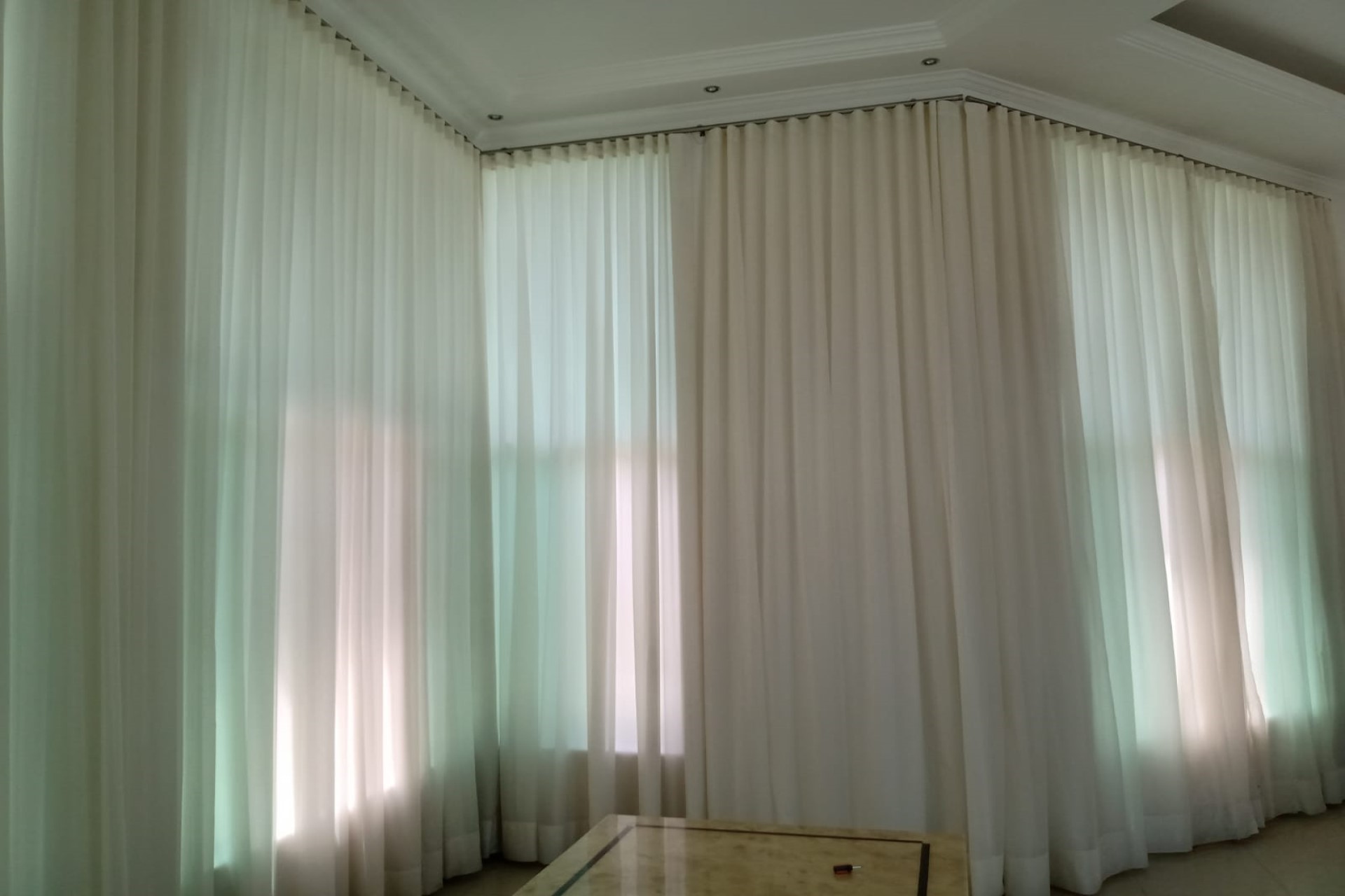 Cortinas limpas na janela